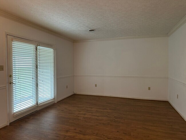 Building Photo - 2 Bedroom / 2 Bath Brick Condo - Bristol, TN