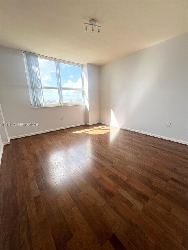 Building Photo - 19501 W Country Club Dr