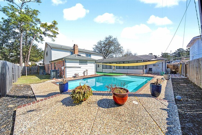 Building Photo - 11703 Parkriver Dr