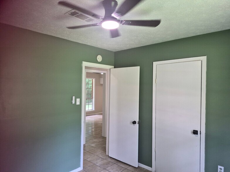 Building Photo - 5629 Queen Mary Ln
