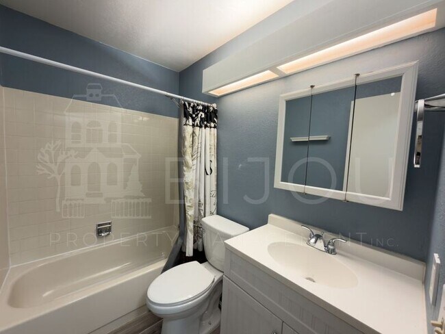 Building Photo - 2560 Clarendon Dr