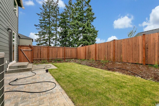 Building Photo - Spacious Puyallup Home with Room for the E...