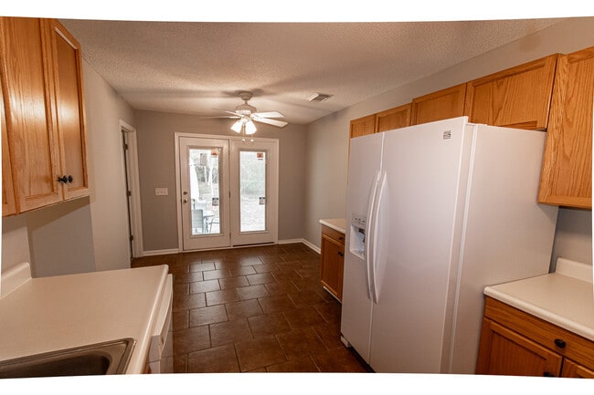 Building Photo - 104 Green Tree Ct