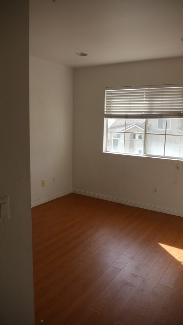 Building Photo - Stunning 3 Bed 3 Bath Duplex in Placentia with Open Floor Plan and Vaulted Ceilings.