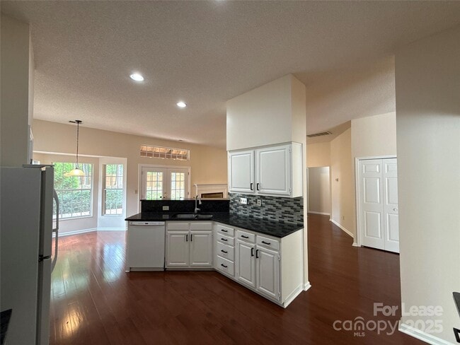 Building Photo - 14520 Sapphire Ln