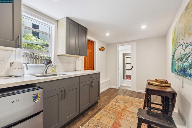 Building Photo - 1048 Leo Way