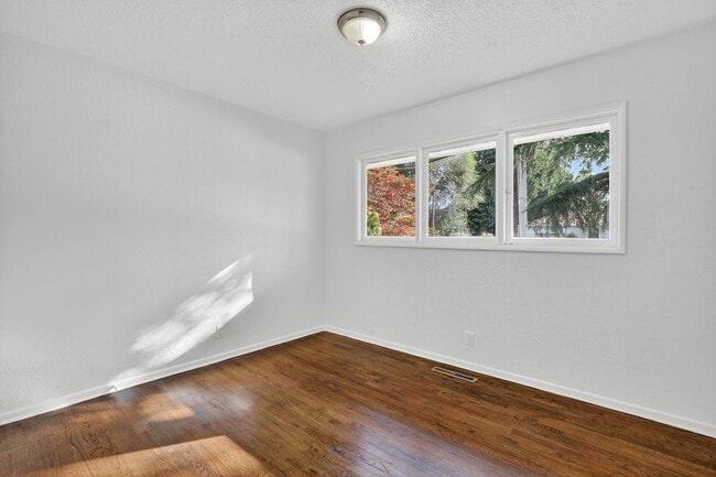 Building Photo - 4 bedroom: Single Level SE Portland Home