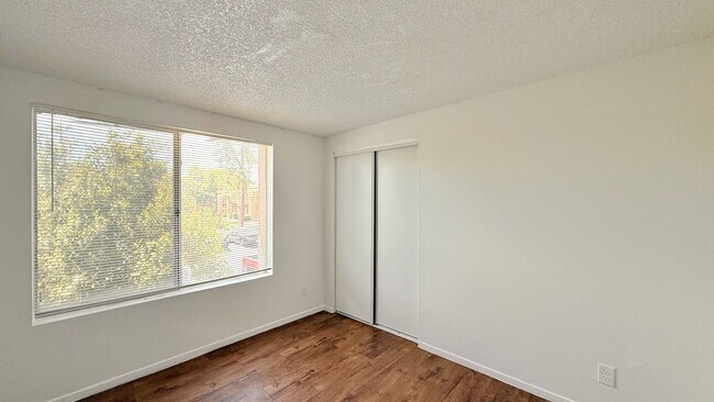 Building Photo - Spacious 3 bed, 2 bath upstairs, condo in ...