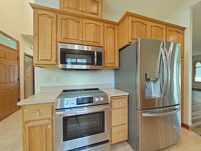 Building Photo - 3 Bedroom House ~ Close to Corvallis Count...
