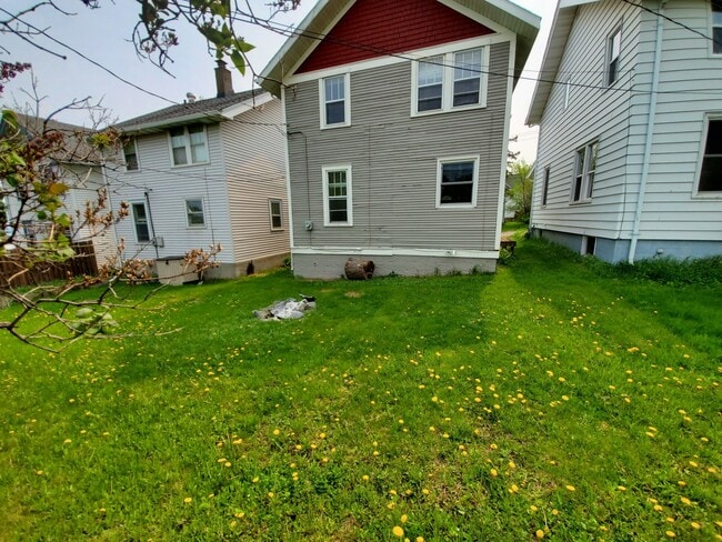 Building Photo - 922 N 13th Ave E