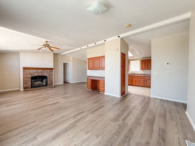 Building Photo - 29 Palms Home with Garage