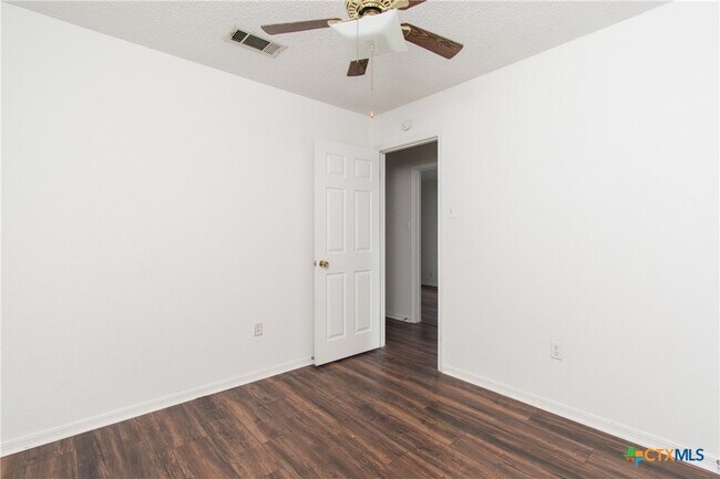 Building Photo - 214 Appaloosa Dr