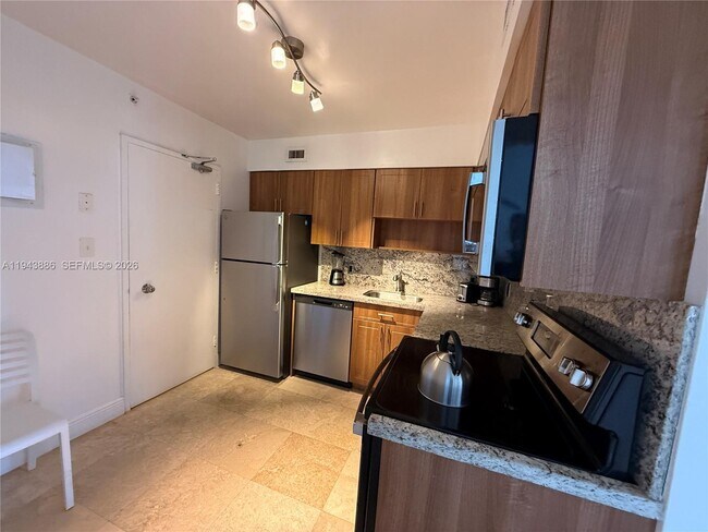 Building Photo - 5101 Collins Ave