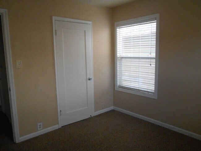 Building Photo - 2 Bed 1 Bath Apartment Near Lincoln Park