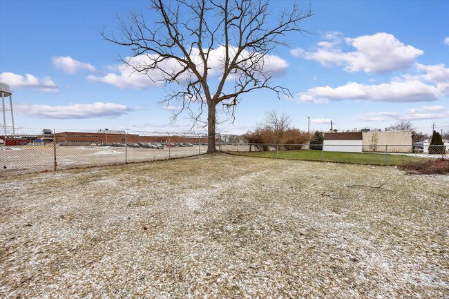 Building Photo - Spacious 4 Bedroom- With Extra room! New Remodel!