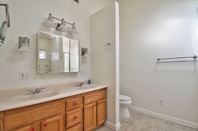 Building Photo - Spacious 4 Bedroom Home with A/C