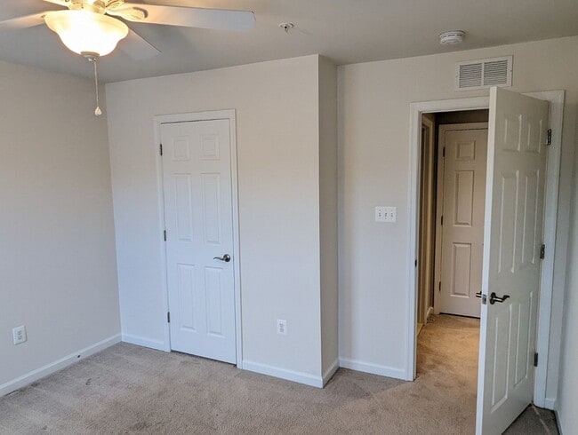 Building Photo - Gorgeous 3 level townhouse in North Potoma...