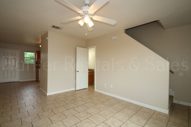 Building Photo - Heights Townhome