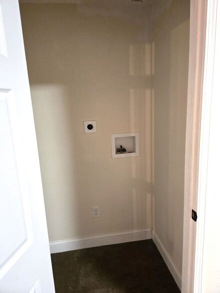 Building Photo - 548 Roosevelt Ave