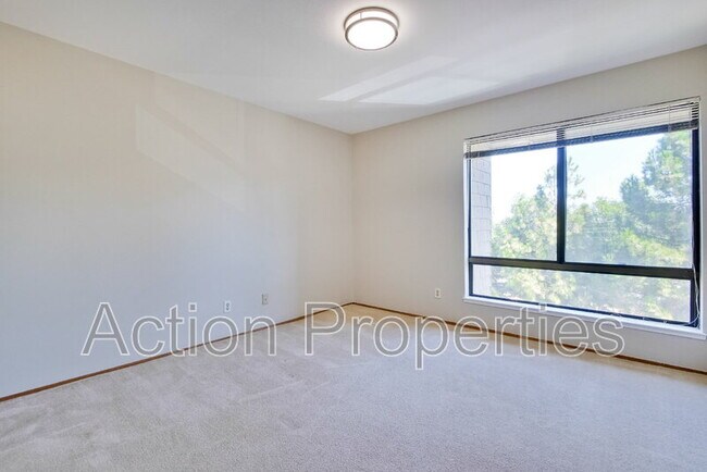 Building Photo - 49 Showers Dr