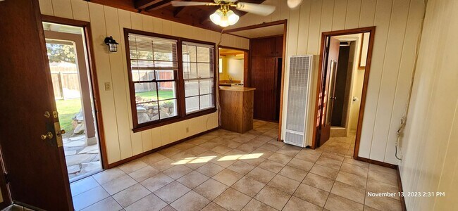 Building Photo - Centrally Located Small Cottage Studio with Private Yard