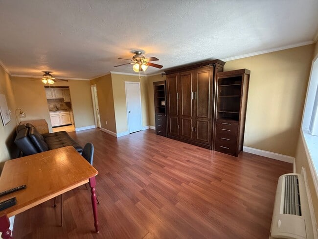 Building Photo - 405 Dunwoody St