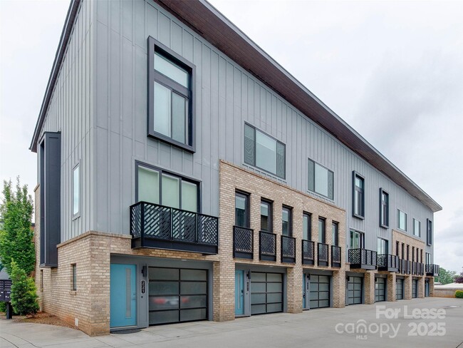 Building Photo - 225 Domain Way