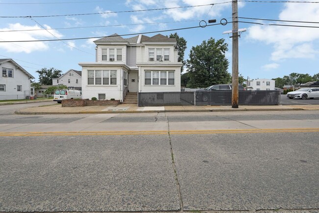 Building Photo - 3403 River Rd
