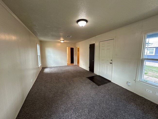 Building Photo - 3909 Roselawn Dr
