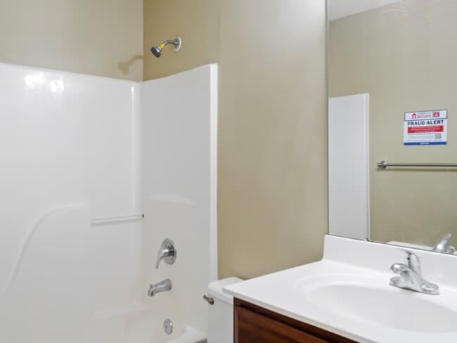 Building Photo - 672 E Lake Ln