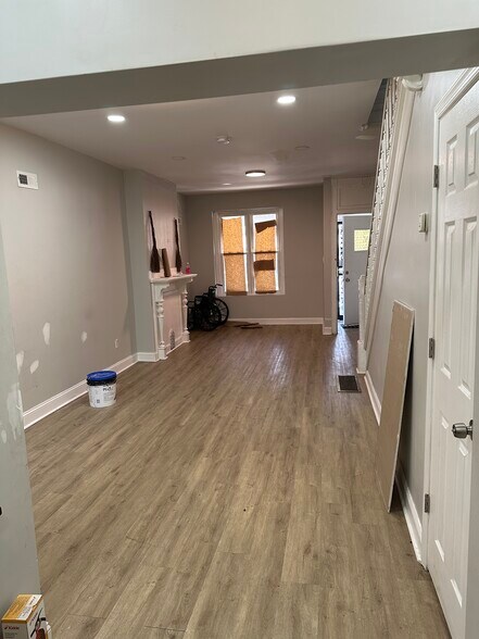 living room area - 6020 Kershaw St