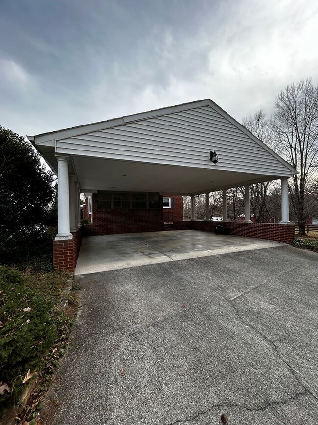 Building Photo - Single family home in Forest