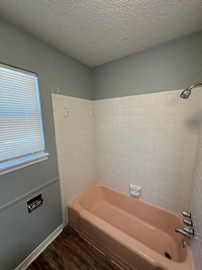 Building Photo - 3 bed 1.5 baths in Bethany!