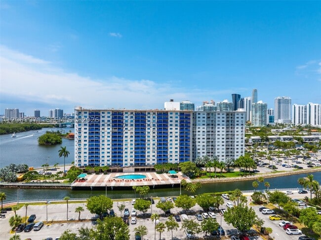 Building Photo - 400 Kings Point Dr