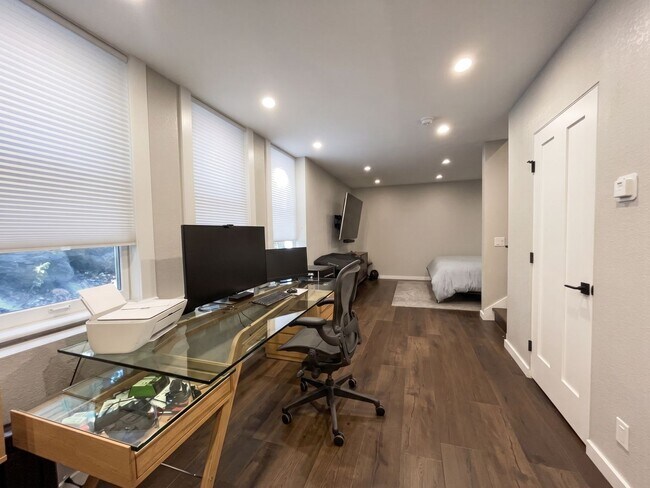 Building Photo - Furnished! In town! Walk to everything! Recently updated!