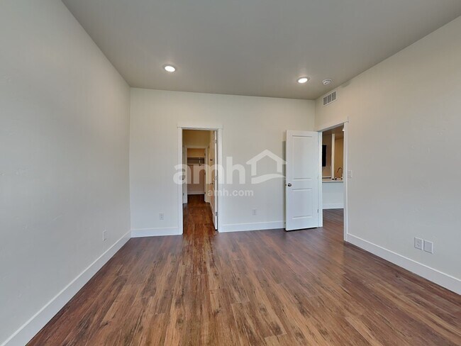 Building Photo - 9358 W Clancy St