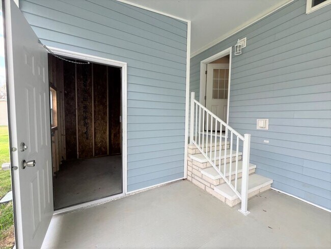 Building Photo - 5680 Woodford St
