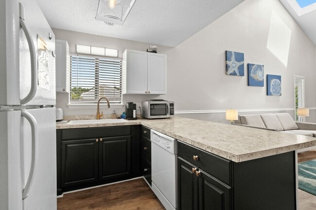 Building Photo - Fully Furnished - Seasonal or Long Term Op...