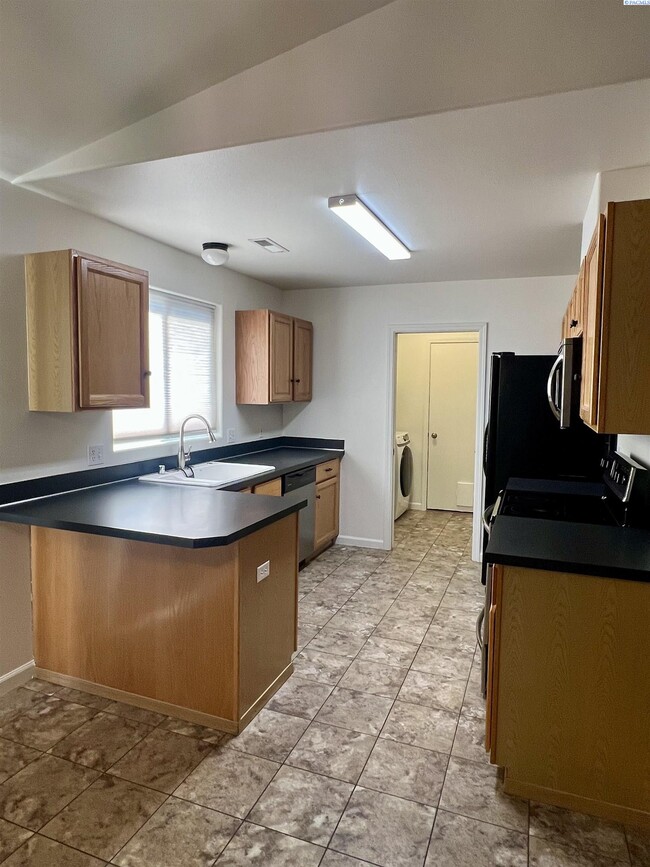Building Photo - West Pasco rambler for rent