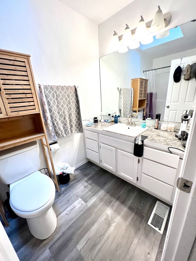 Building Photo - Remodeled 3-Bedroom Duplex Home in North G...