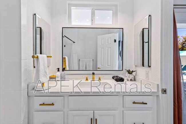 Building Photo - 980 N Buttonwillow Cir