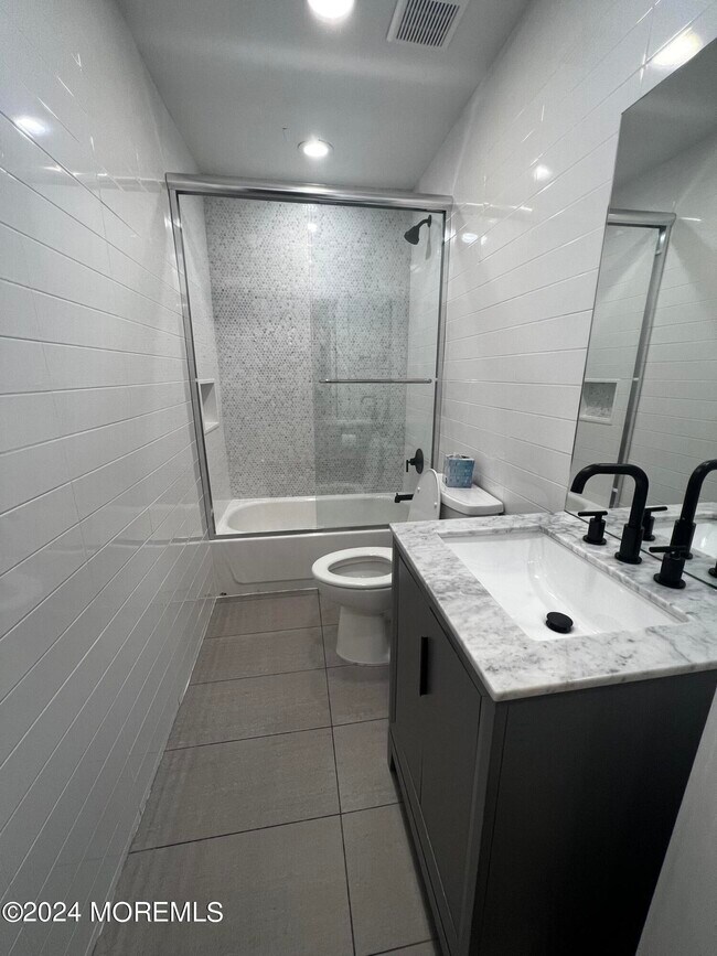 Building Photo - 255 Hollywood Ave