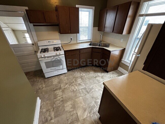 Building Photo - 1010 Helen St NE