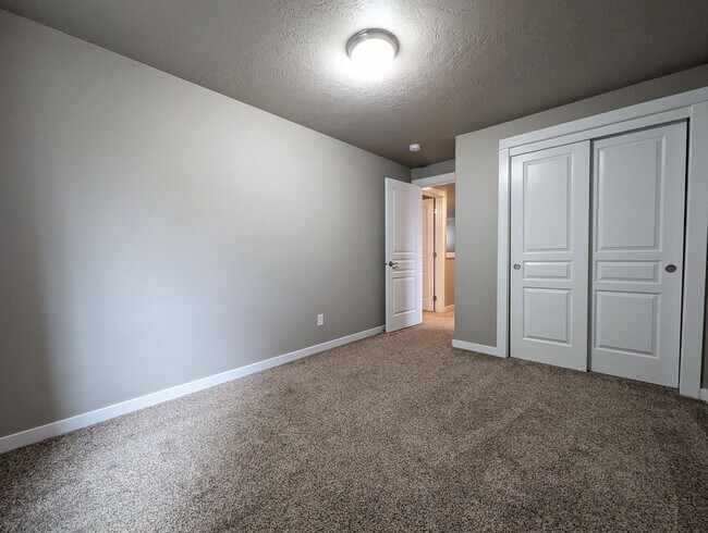 Building Photo - Gorgeous 3-Bedroom, 2.5-Bath Home on Corner Lot In Eugene!