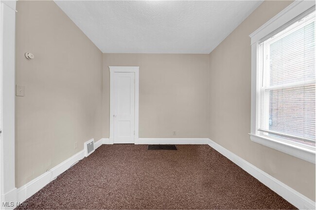 Building Photo - 2085 Robin St