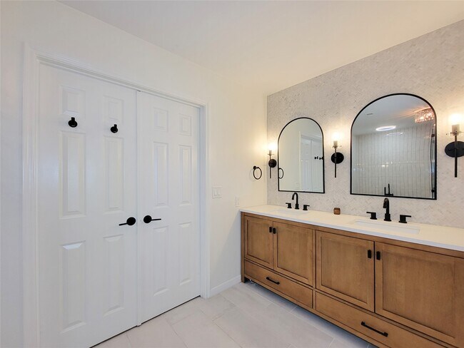 Building Photo - 8123 Sunny Ridge Dr