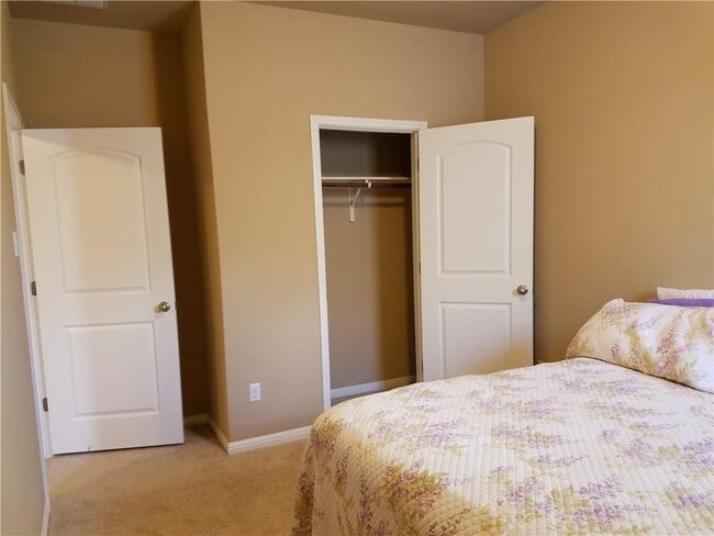 Building Photo - 743 Easton Dr