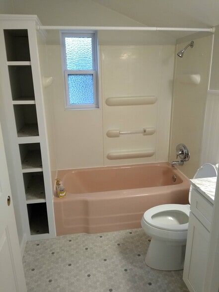 Upstairs bathroom North - 3905 Almira Dr