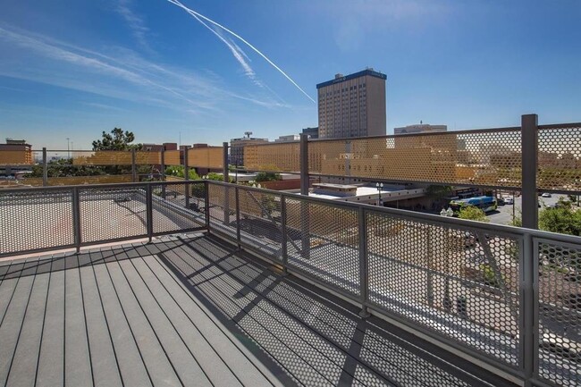 Building Photo - 601 N Oregon St