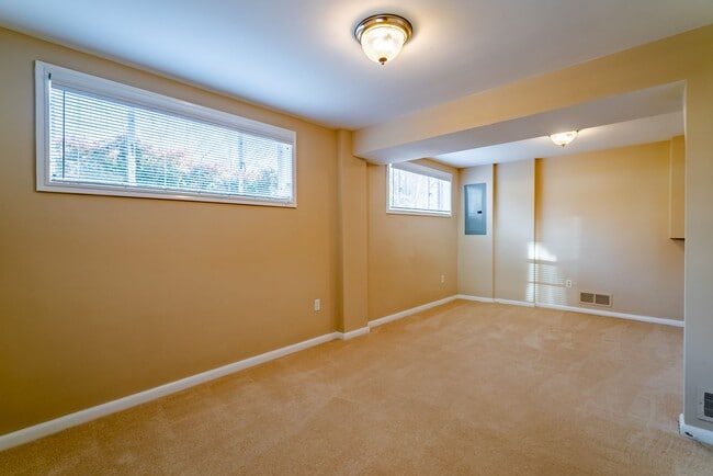 Building Photo - Gorgeous 4 Bed 3 Bath Brick Home In Serene Hollindale